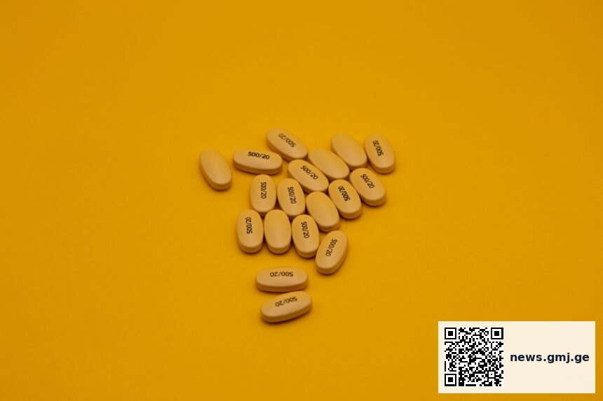 Infographic showing resistance risk factors in STI prevention with doxycycline prophylaxis